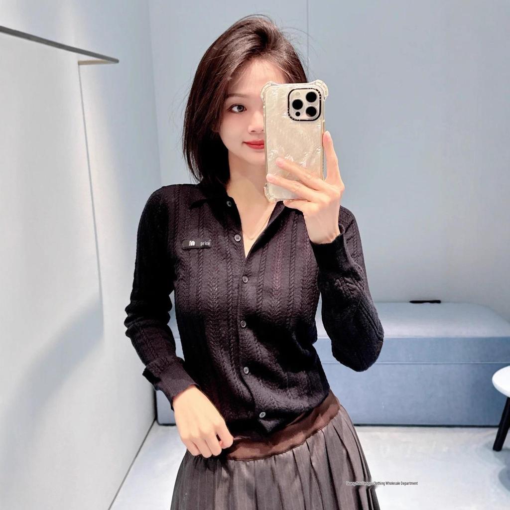 Nanyou Miu Serie: High-End Strick-Damen-T-Shirt mit hohlem Revers und langen Ärmeln, schlankmachender Frühherbst-Oberbekleidungstrend.