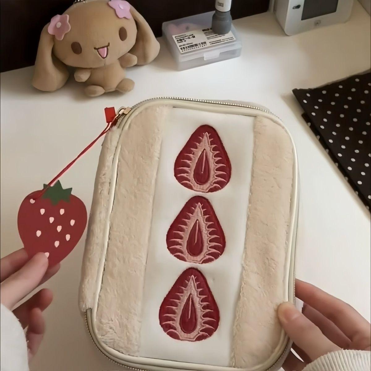 

Xiaohgshu strawberry sandwich cosmetics large-capacity card bag high-value statiery bag sanitary napkin wash storage bag земляничный