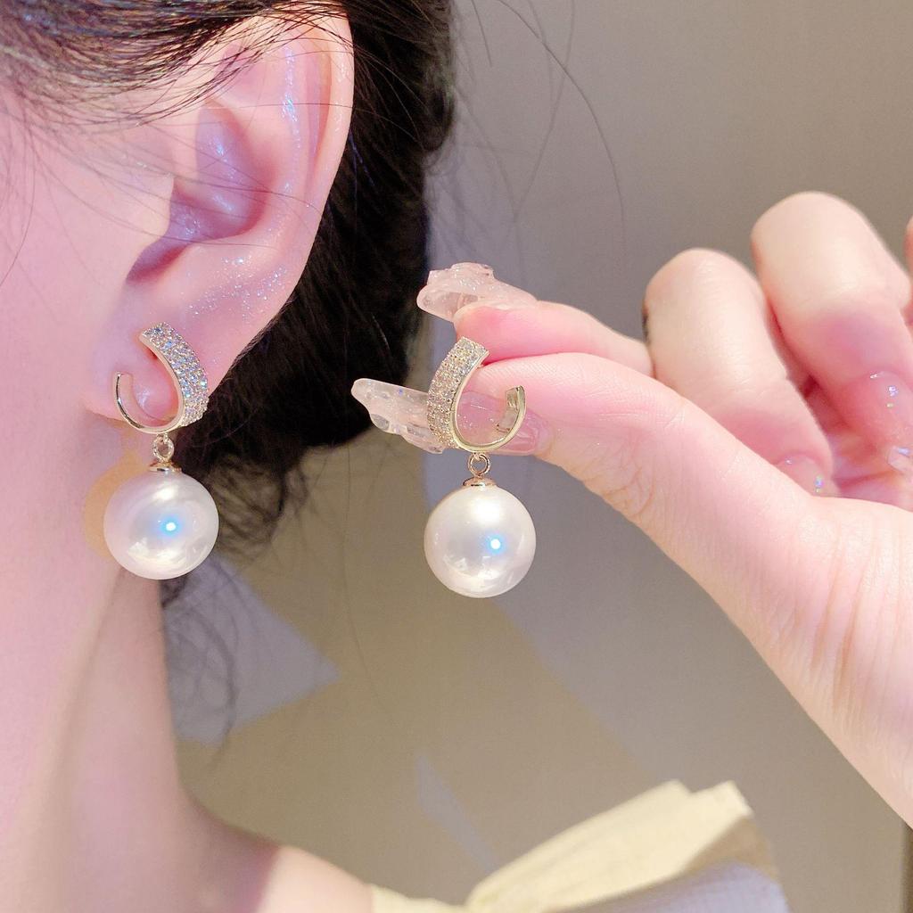 Autumn-Winter 2023 Women's French Pearl Stud Earrings: Unique, High-End Design