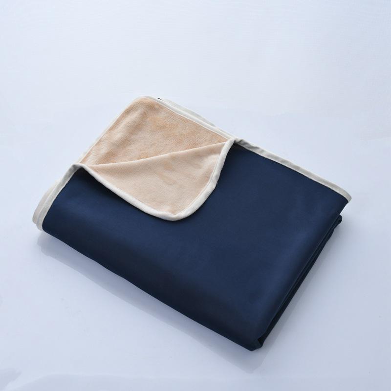 

Літня ковдра з крижаного шовку для кондиціонування повітря - Легка, Можна прати в машині, Безпечна для дітей 152x127 cm темно-синього кольору