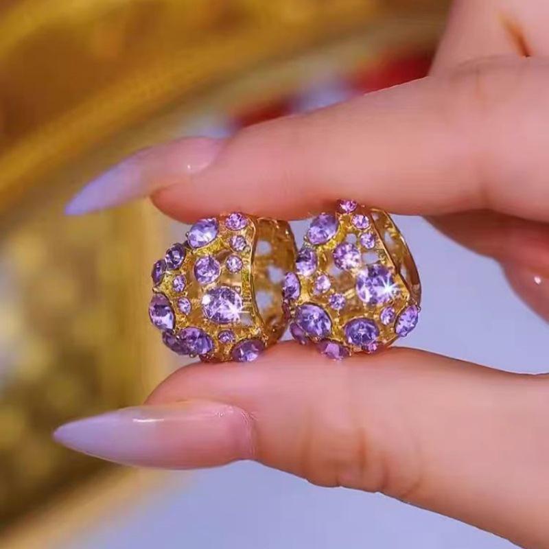 

Вишукані літні сережки-квіти з фіолетовими кристалами: Трендові, у формі серця, універсальні сережки-пусети