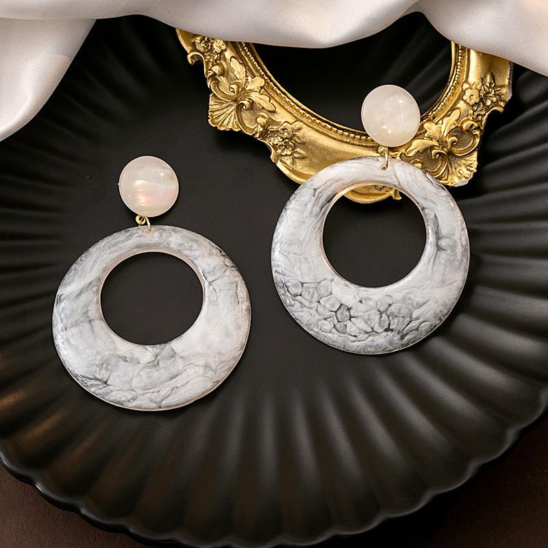 Hong Kong Style Retro White Smudged Earrings, Niche Cold Style High-End Earrings, Circle Hollow Earrings, Female