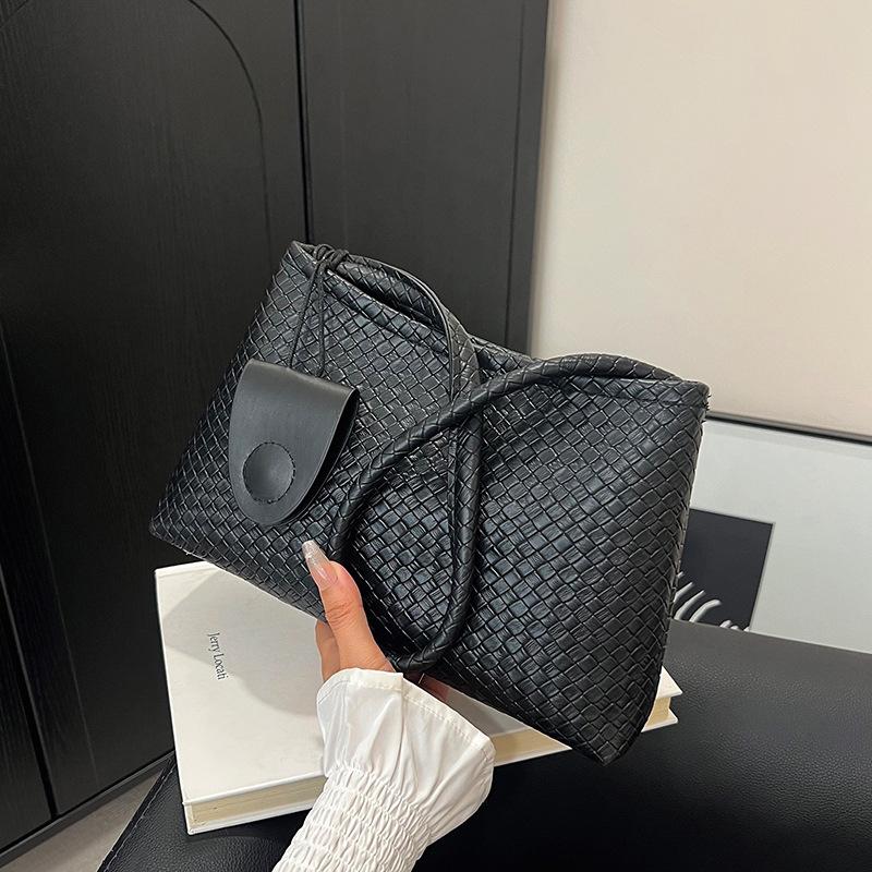 

Commuter niche single shoulder armpit bag women s 2025 new summer versatile handbag going out to work small bag чёрный