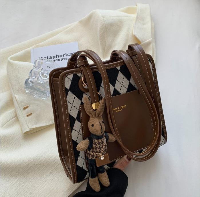 Portable women's bag 2026 new diamond women's bag textured commuter shoulder bag fashionable and simple ins tote bag