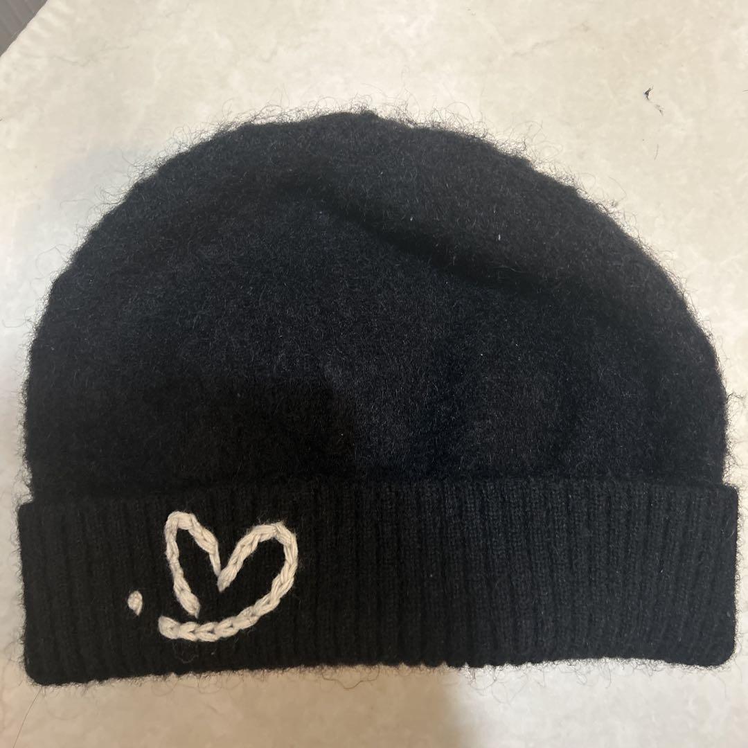 

[Б/У] Чёрная вязаная шапка ADERERROR, один размер, вышивка в виде сердца
