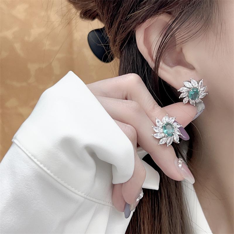 Emerald Green Retro Style Luxury Three-Piece Set: Necklace, Earrings, and Ring for Women