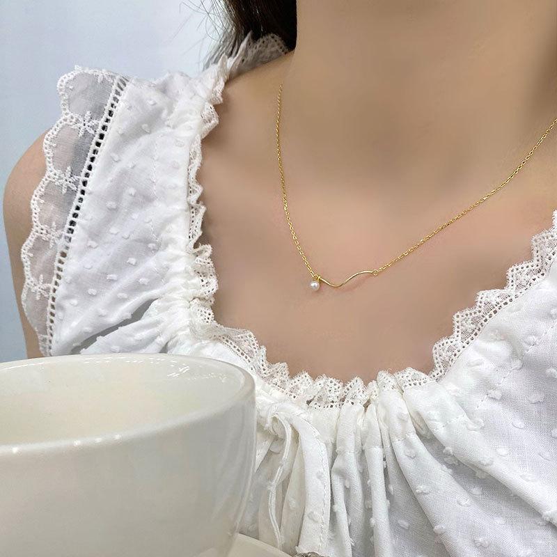 Minimally Wave Shaped Pearl Pendant Necklace with French Style and High-quality Collarbone Chain, New Trend
