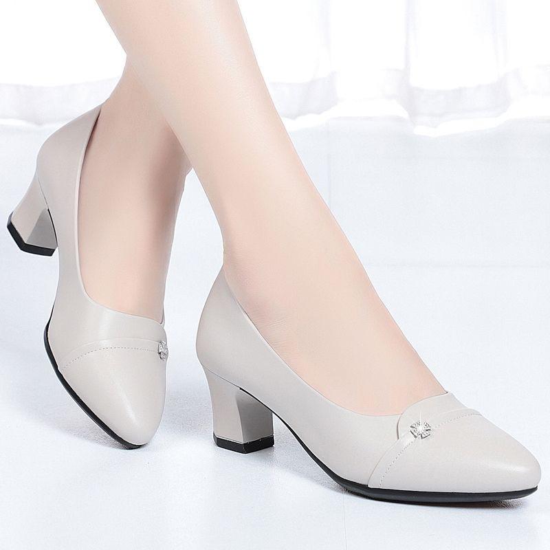 Soft sole soft leather thick heel middle heel single shoes middleaged mother shoes new spring and autumn commuting versatile casual single shoes wome