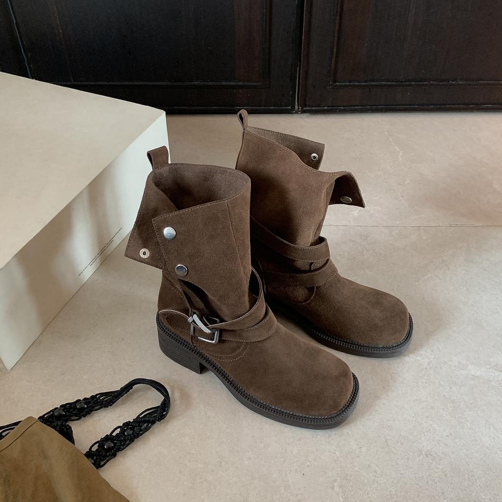 Grape Mother, the Same Style Has a Height Increase of 5.5cm. In Autumn, the Maillard Is Folded and Two Wear Buckles, and the Cow Velvet Medium Boot