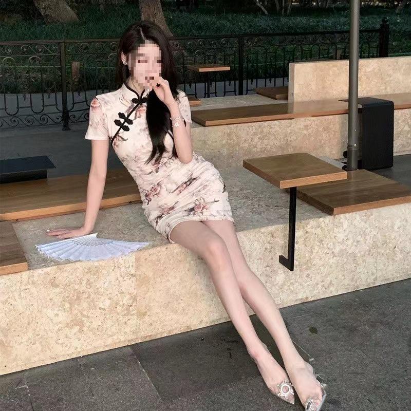 Retro Blumiger Qipao: Sommerkleid im jungen Stil mit Taillenbetonung zur Figurformung