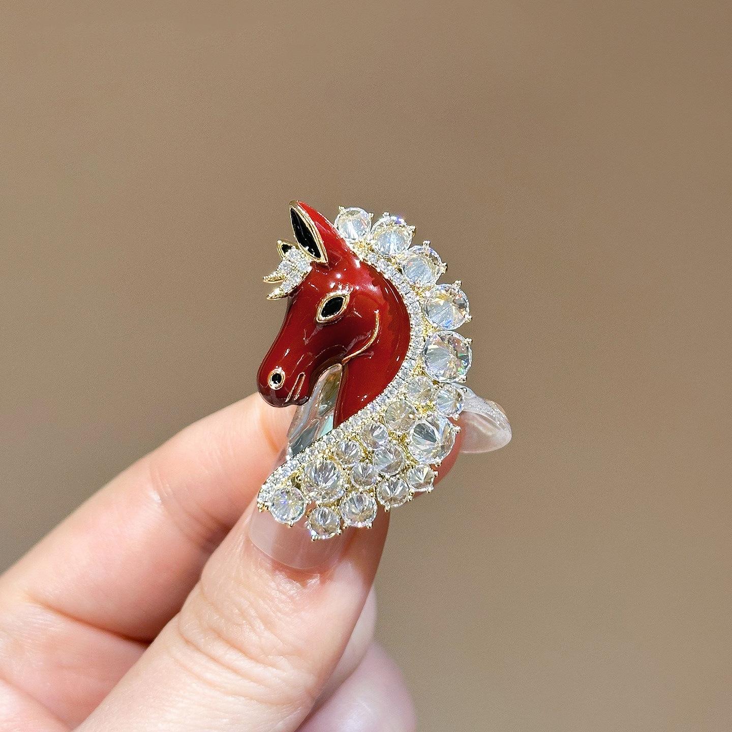 

Crystal pony brooch, high-end sense, light luxury, exquisite, super flash horse head, good luck decoration, high-end atmospheric brooch pin, female