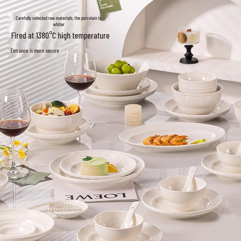Žebrovaná bílá keramická sada nádobí pod glazurou: Zahrnuje talíře, hůlky, polévkové, nudlové a rýžové misky