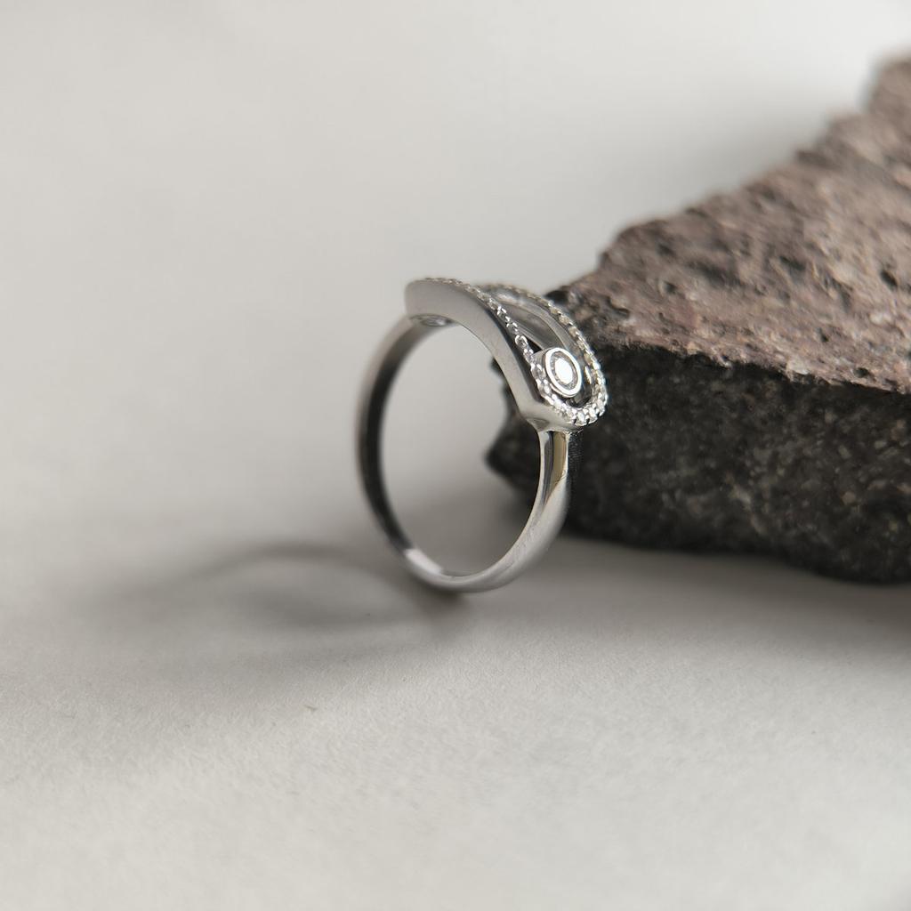 Серебряное кольцо с фианитами, вес изделия 2,56 гр (2208891)
