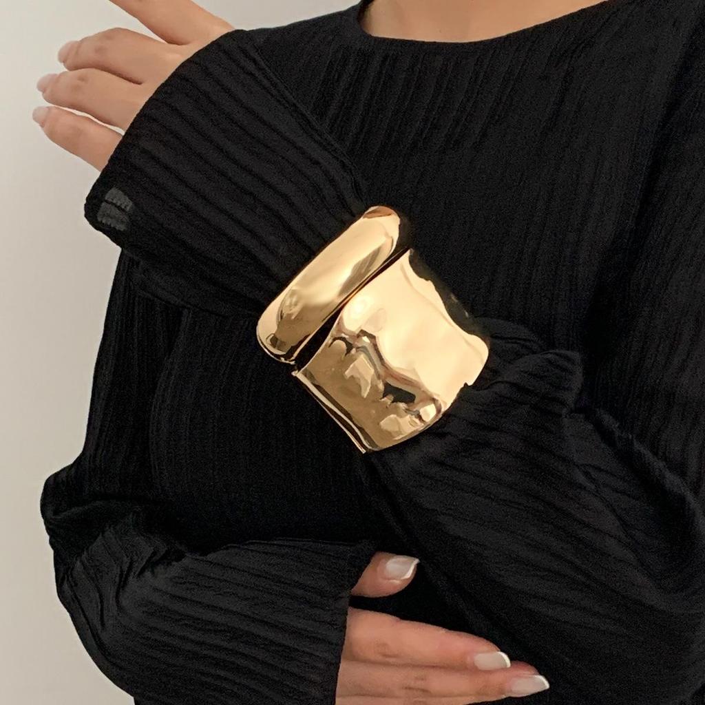 Retro European and American Metal Square Bracelet for Women – Stylish Textured Smooth Spring Bangle