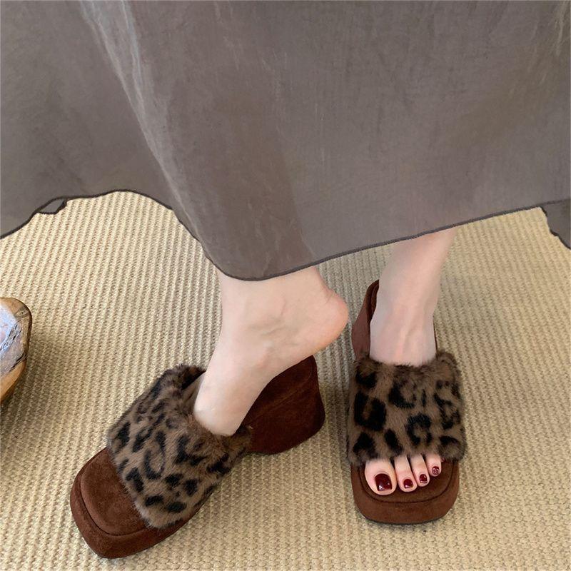 French retro leopard print wedge heel fluffy slippers women's outer wear 2025 autumn and winter fairy evening wind heightened cotton slippers