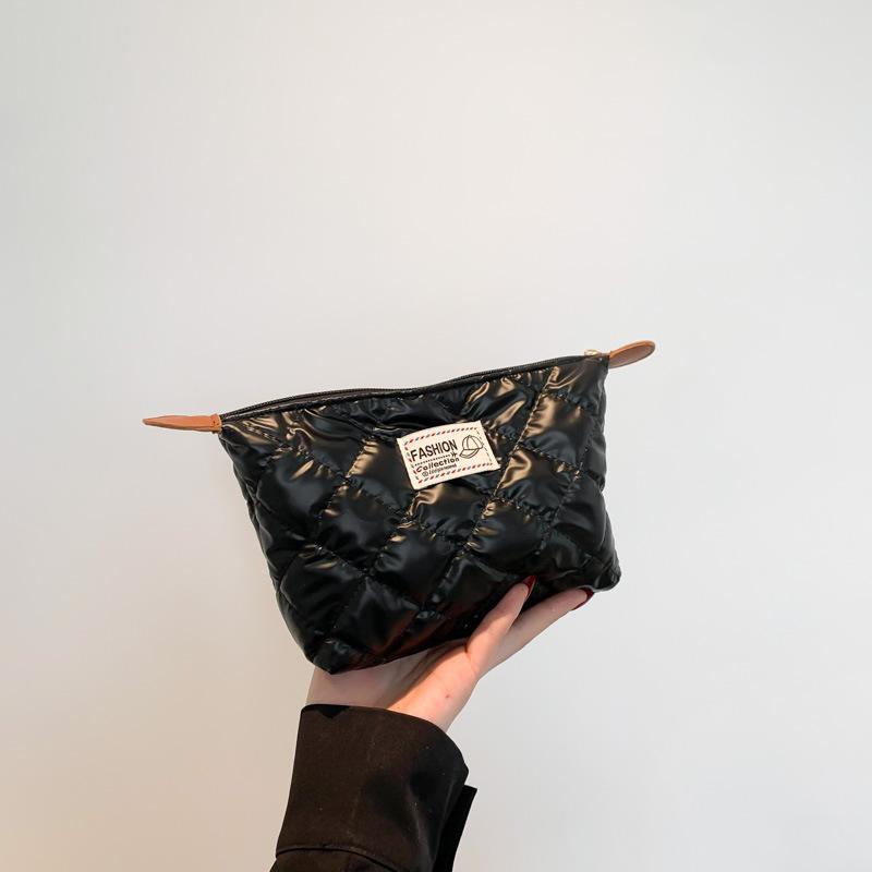 Elegant Handheld Quilted Makeup Pouch For Girls With Soft Pu Material And Trendy Design