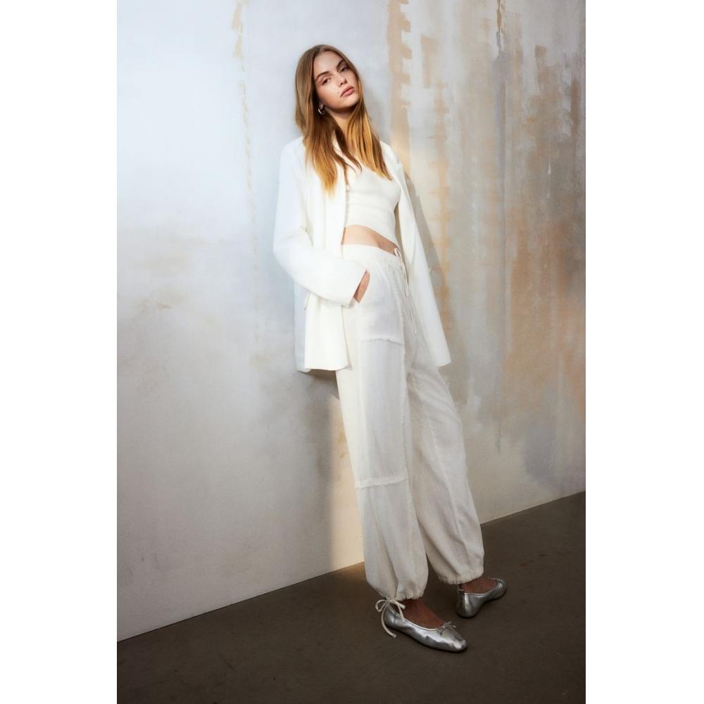 

Брюки Parachute из льняной смеси HM Кремового цвета