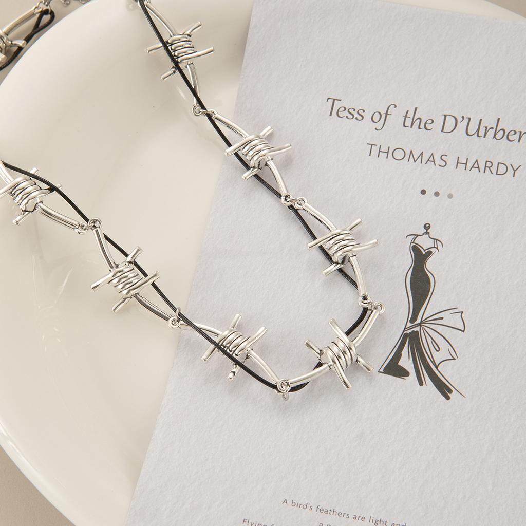 Dark Thorns Winding Rivet Necklace Light Luxury Personality Subculture Sweet Cool Babes Collarbone Chain Niche High-End Item Decoration