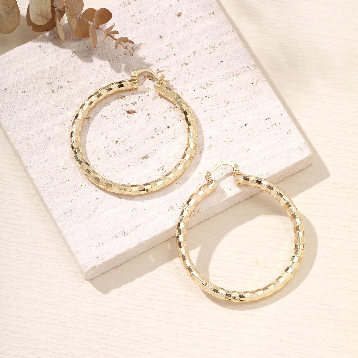 European & American Minimalist 18K Gold Checkered Pattern Retro Earrings золотой