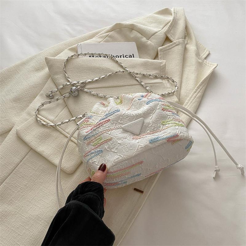 Chic Minimalist Summer Bucket Bag With Durable Canvas For Fashionable Outings