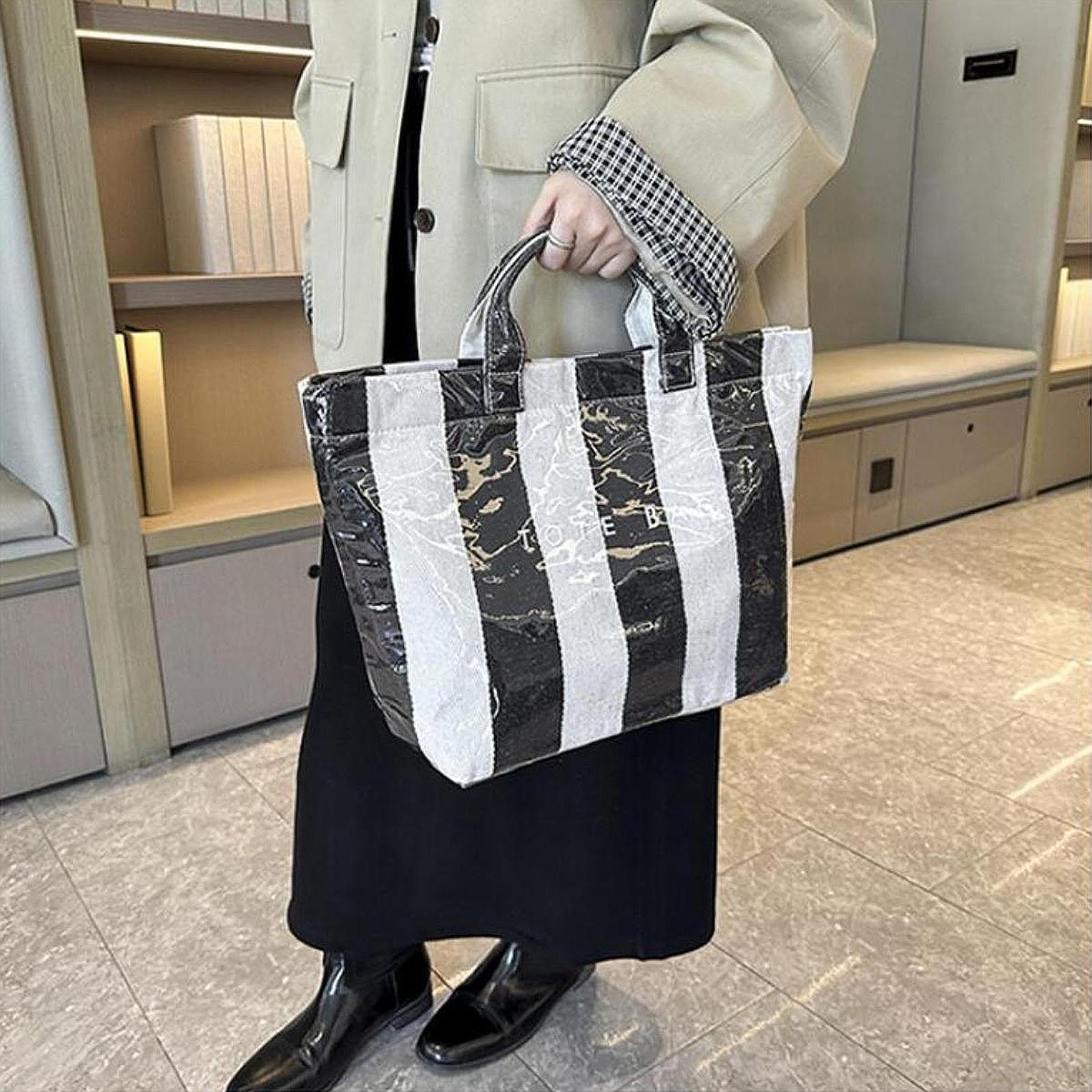 

Casual And Elegant Women s Tote Bag in PVC, Ideal for The Beach, Everyday Wear, Sports. чёрный