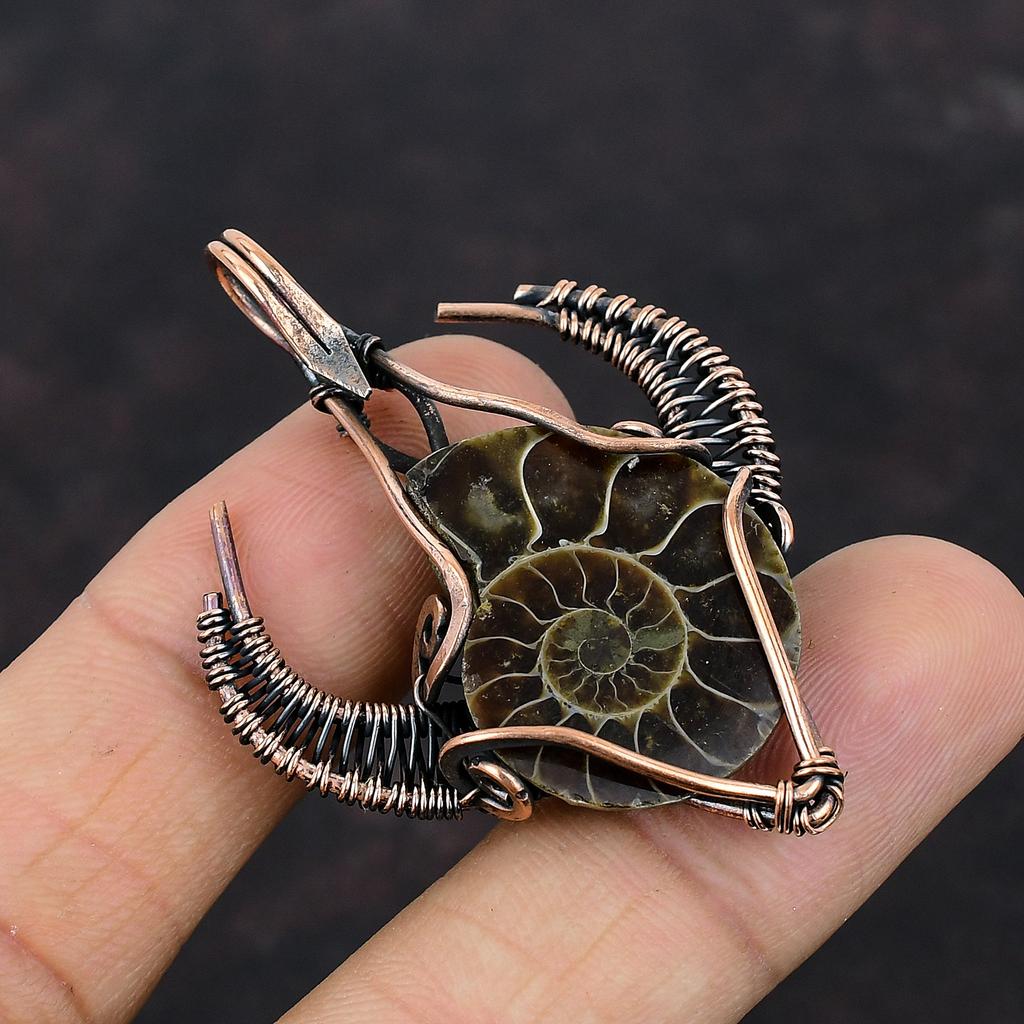 Ammonit Fossil Anhänger Kupferdraht umwickelter Anhänger Edelsteinanhänger Kupferschmuck zum Geschenk Drahtschmuck Handgefertigt Stierkopf Form Anhänger