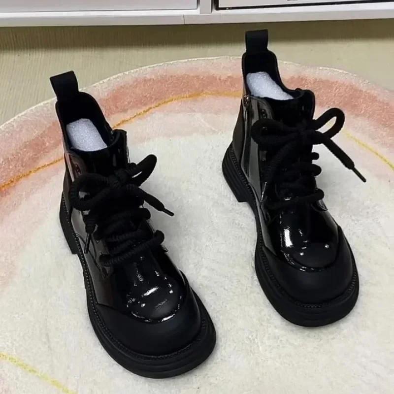 2024 Vinter Nya Damstövlar Brittisk Stil Mode Bomullsskor med Tjock Sula och Tjocka Korta Stövlar Bomullsstövlar Damskor