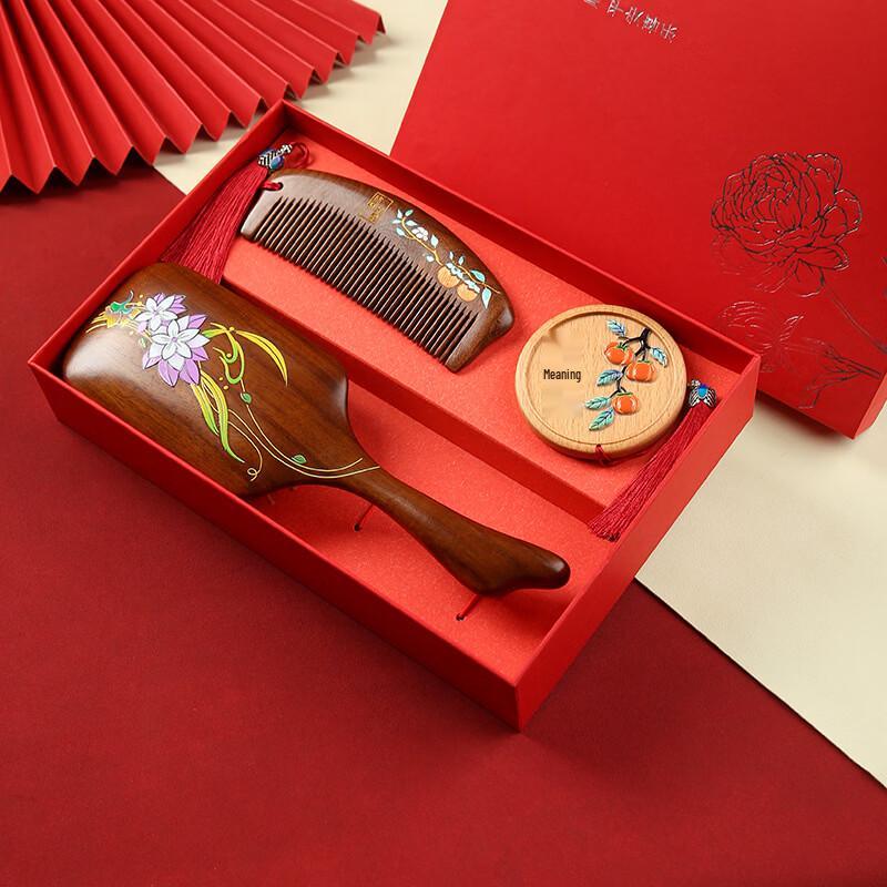 

Golden Sandalwood Comb Gift Set