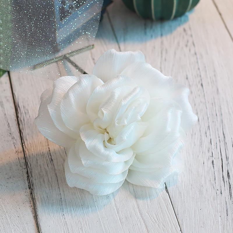 Set červených třpytivých květinových sponek do vlasů a náramku pro dívky na latinskoamerické tance