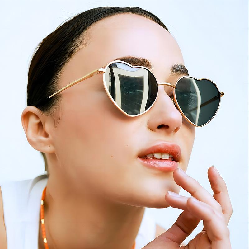 Retro Love Sunglasses Metal Ocean Glasses Men s and Women s Personalized Sunglasses Peach Heart Two tone Sunglasses 1PC