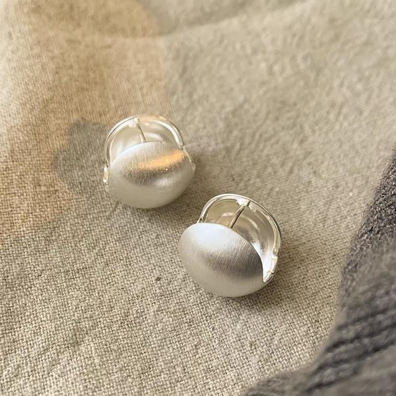 Elegant Brushed Silver Round Ear Studs: Stylish, Versatile, and Personalized Light Luxury Jewelry.
