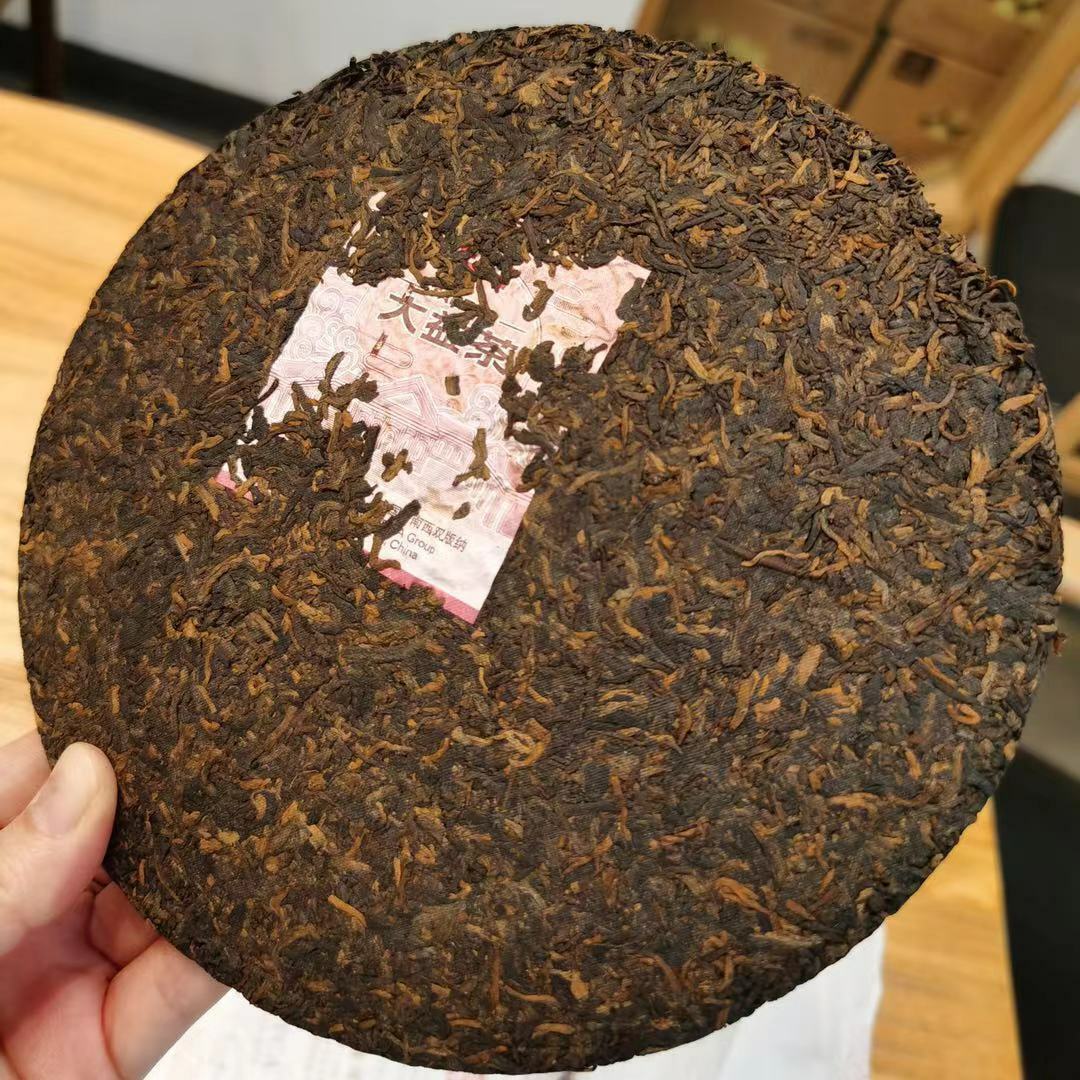 7572 Чайный пирог Menghai Dayi Puer TAETEA Пуэр Китай Юньнань Пуэр 2021 357г Спелый — фото 3