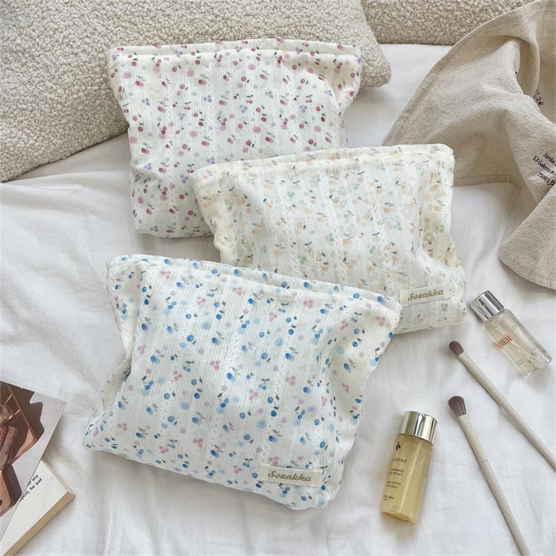 Sweet Lace Floral Women Cosmetic Bags Portable Ladies Clutch Purse Lipstick Makeup Bag Commute Female Large Capacity Storage Bag