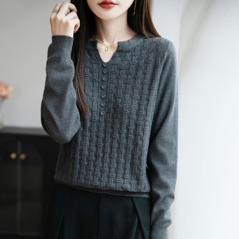 New Andy Velvet V-Neck Seven-Button Jacquard Knit Pullover: Stunning Autumn & Winter Women's Base Layer Shirt.