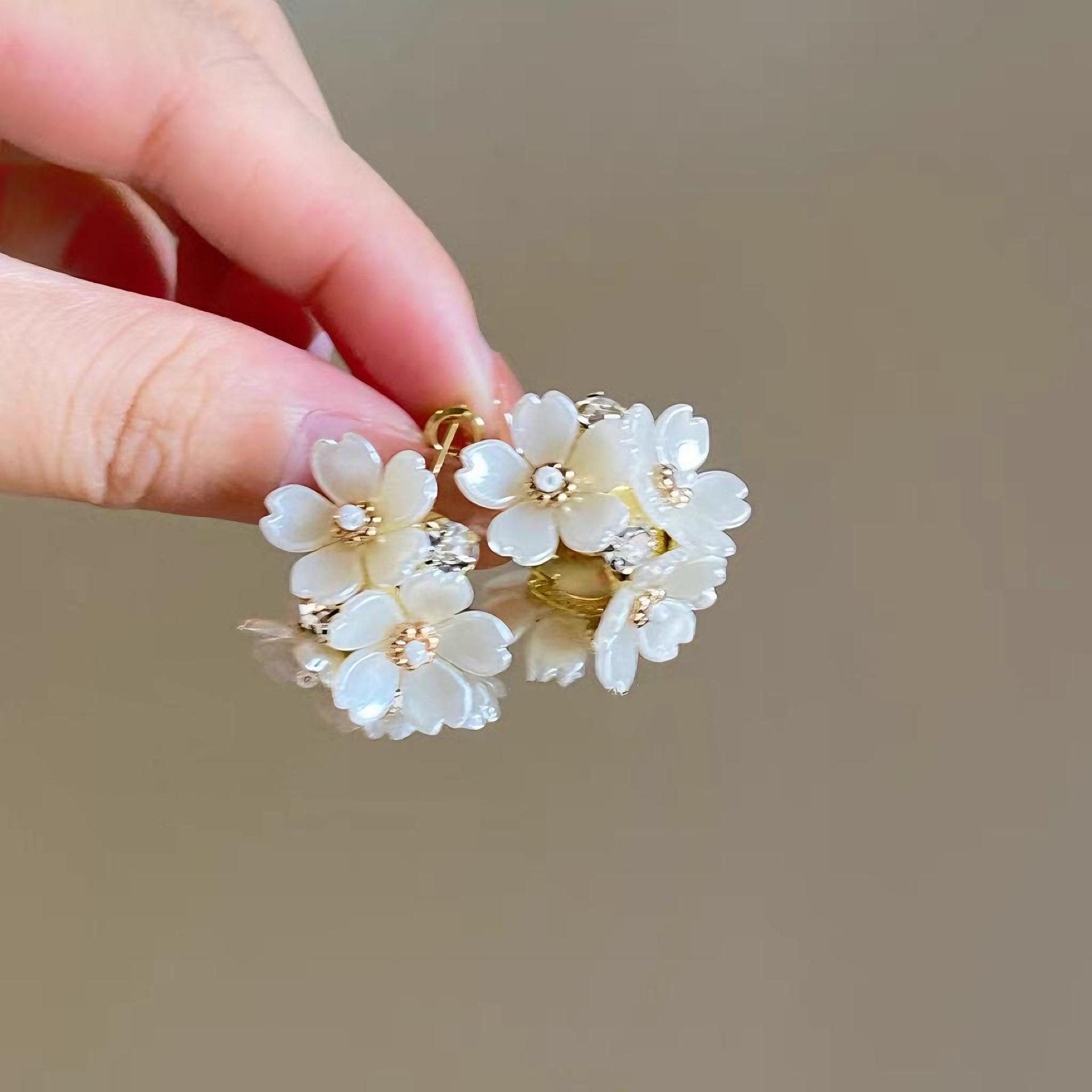 

White Deer Color Flower Earrings Women s Spring Dopamine Light Luxury Premium Sense Earrings Holiday Style Atmosphere Earrings белый