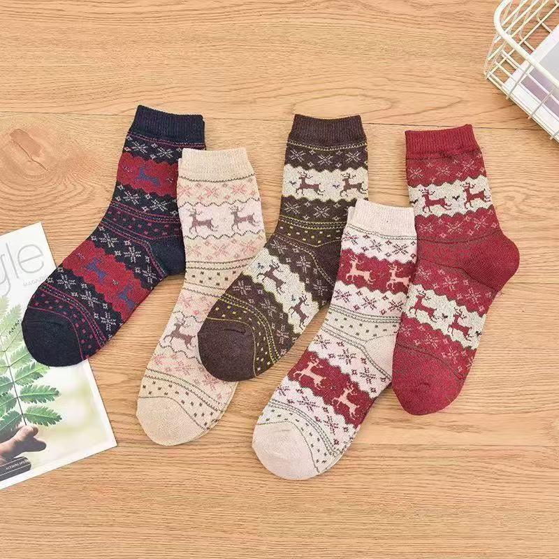 Women's Mid-Calf Reindeer Jacquard Wool Socks - Soft & Comfortable for Autumn and Winter