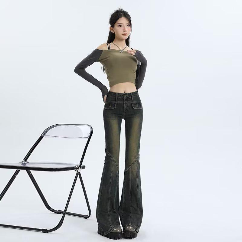 

Женские джинсы-клеш с высокой талией и подковой — тренд сезона осень/зима 2023 г. Medium