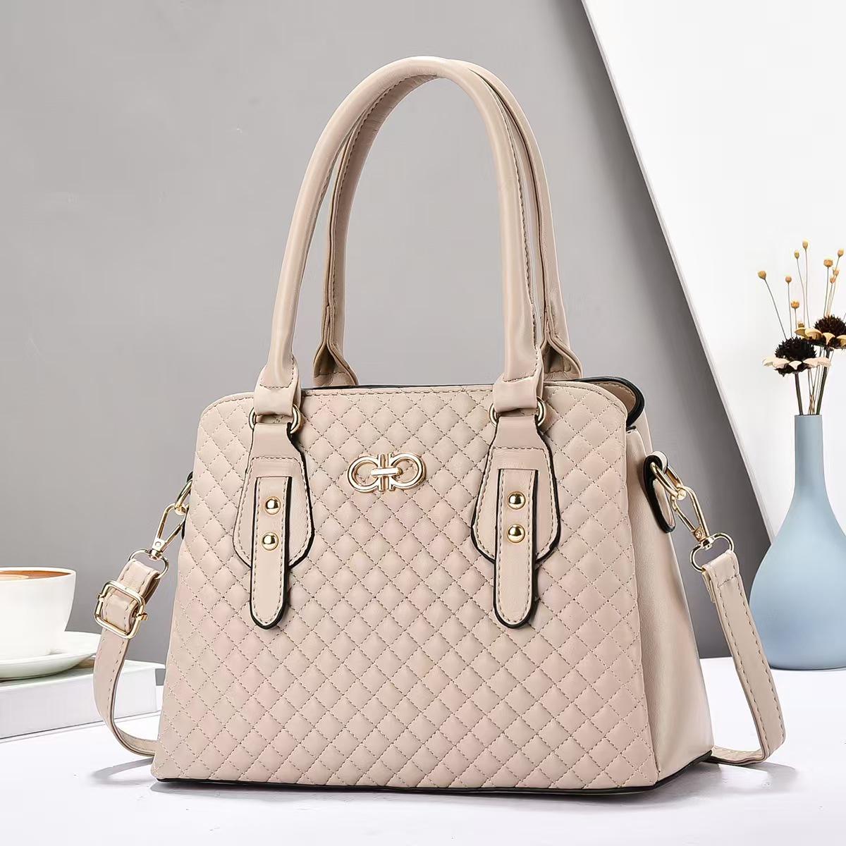 

Trendy Women s Large Capacity Handbag: Versatile Shoulder and Crossbody Bag 28L x 12W x 20H cm, Handle 19 cm
