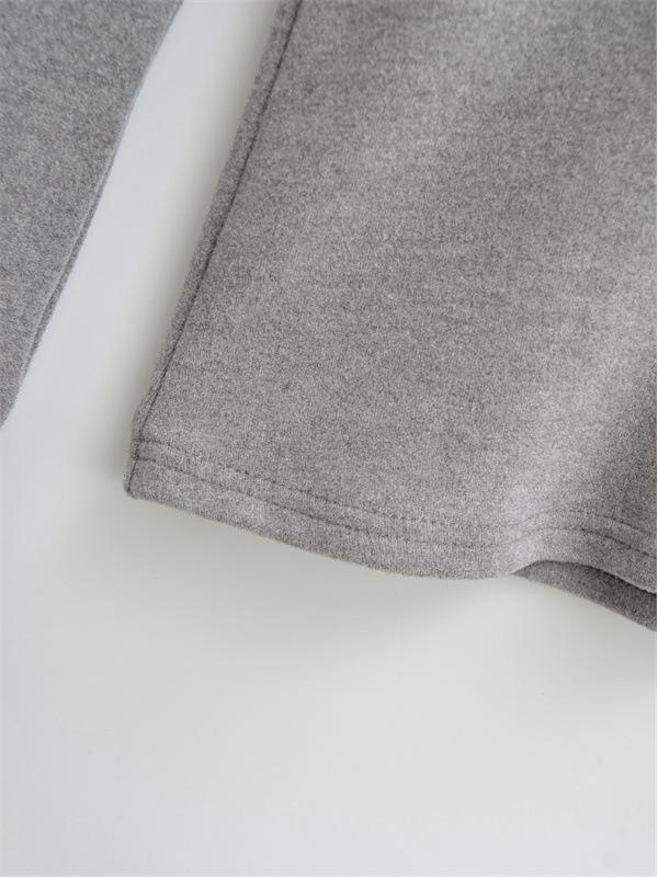 Chic French V-Neck Zipper Long Sleeve Slim Fit T-Shirt for Women, Autumn/Winter High-End Style.