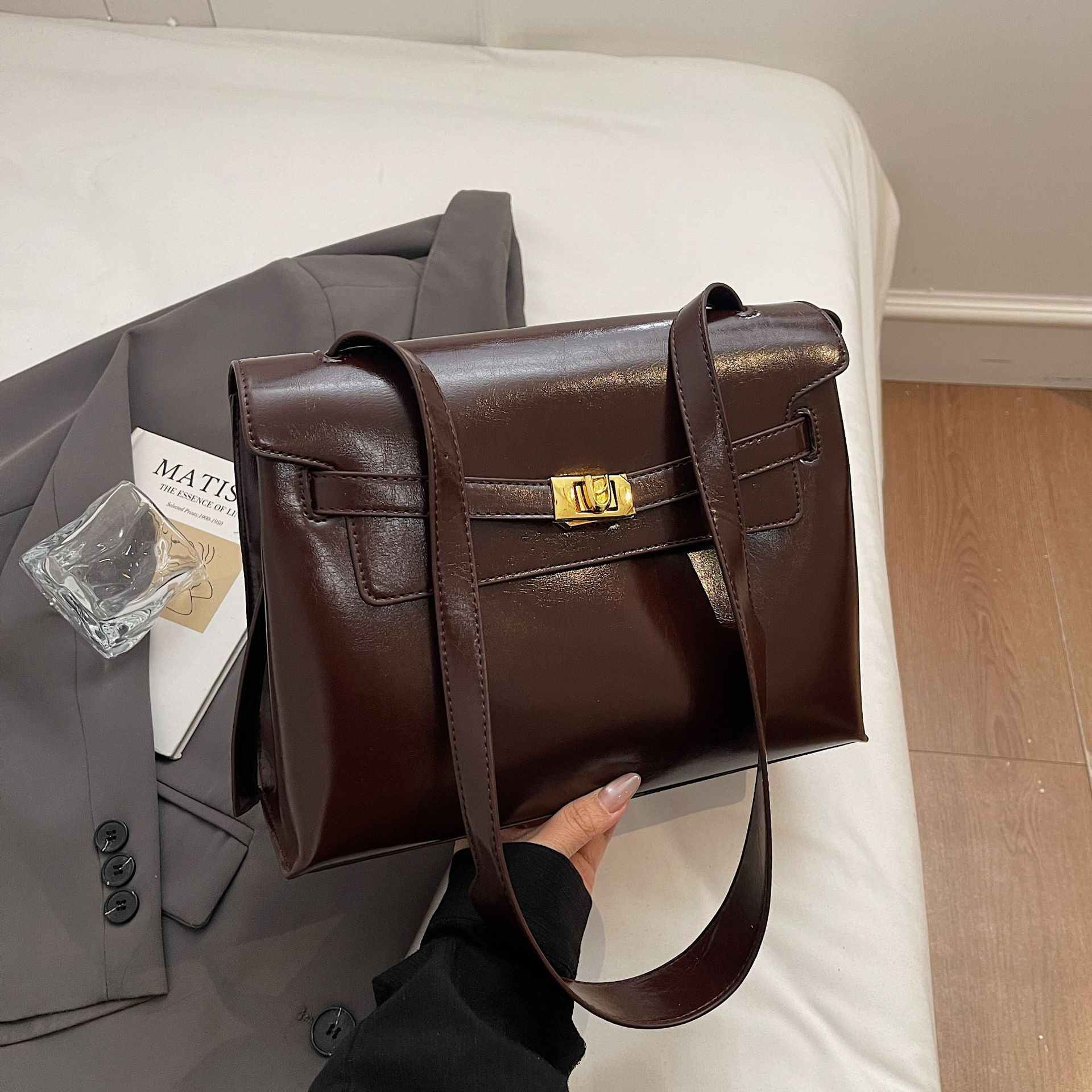 

Retro Single-shoulder Crossbody Fashionable Women s Bag, Casual Underarm Bag, Kelly Light Luxury Bag кавовий