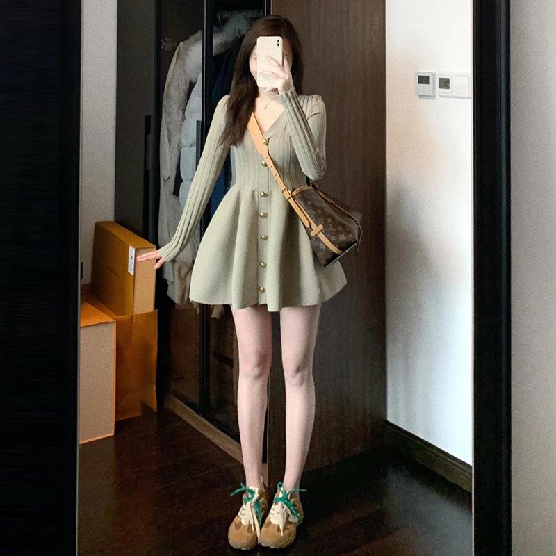 

Autumn 2025 French V-Neck Knit Dress: Petite A-Line Skirt with Waist-Cinching Design 55/60kg - L