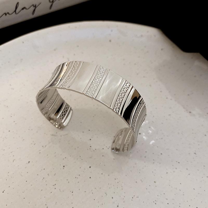 European & American Pleated Metal Bangle: Elegant Cold-Style Bracelet with High-End Luxury Design
