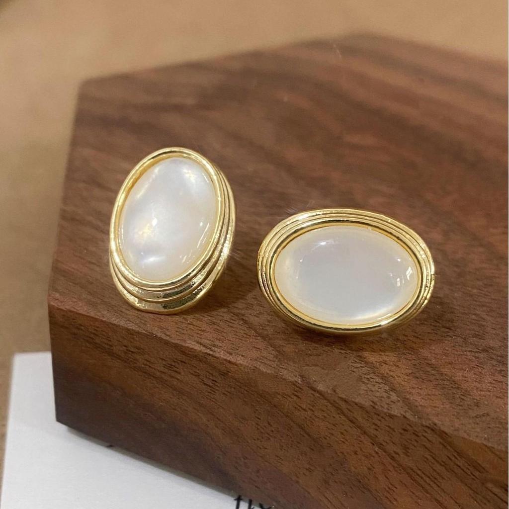 Elegant Retro White Oval Earrings - Luxurious & Versatile Studs with Unique Design Sensibility for a Modern, Minimalist Style.