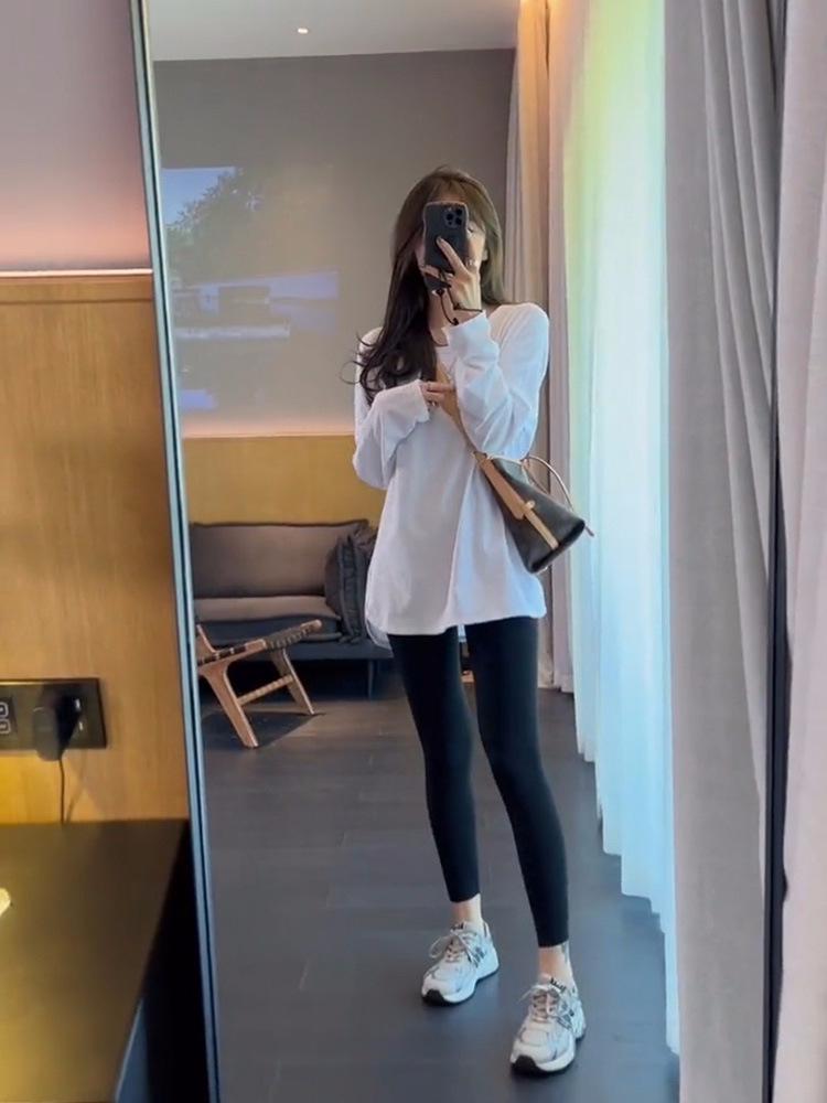 Women's Long-Sleeve Heavyweight Cotton T-Shirt, Brushed Velvet Lined, Mid-Length Hip-Covering, White—Perfect for Autumn and Winter.