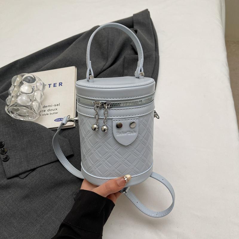 Korean version of high-value simple handbag bag women's 2025 summer new fashion niche casual messenger bucket bag