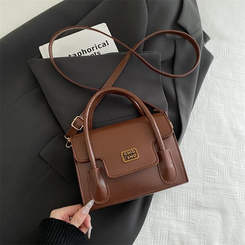 

Модная сумка-мессенджер женская сумка новая осенняя нишевая маленькая сумка на одно плечо сумочка однотонная маленькая квадратная сумка коричневый