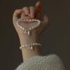 Elegantes Perlenarmband mit silbernen Lotos-Samenkapsel-Anhängern Verstellbare Länge Zarter handgefertigter Schmuck für Damen und Mädchen