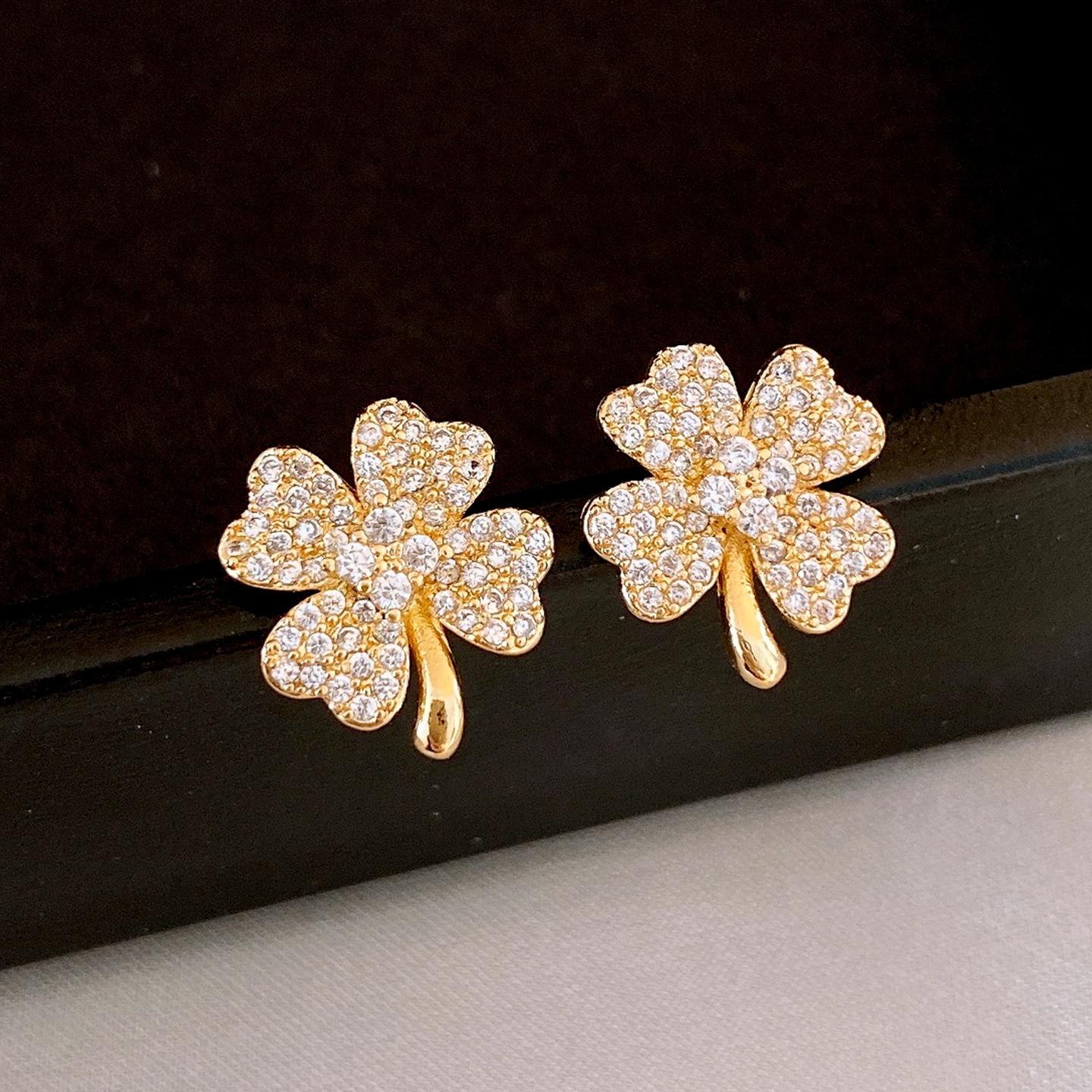 Korean simple zircon flower earrings, stud earrings, fashionable and exquisite earrings.