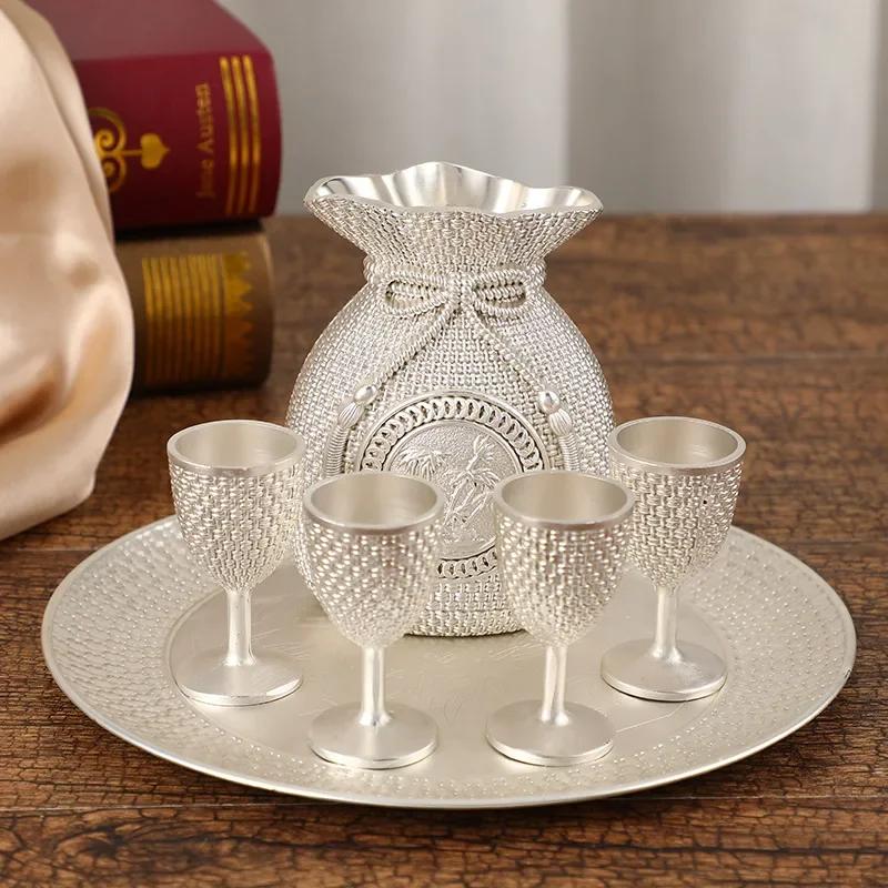 Luxury Vintage Hip Flask Set with Elegant Wine Glasses for Wedding Toasting and Home Decoration