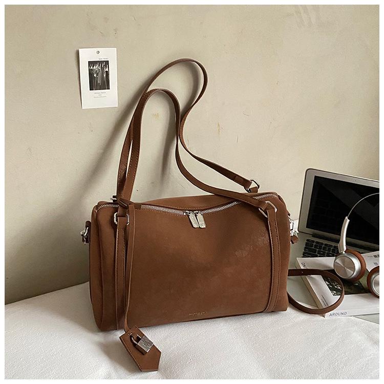 

2025 Осень Женская Универсальная Сумка-Подушка Кроссбоди Большой Вместимости 34*11*20 cm коричневый